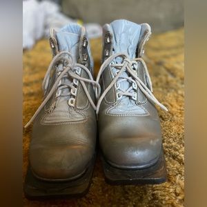 VINTAGE ALPINA 3-Pin Cross Country Ski Boots Size 44 Nordic Norm